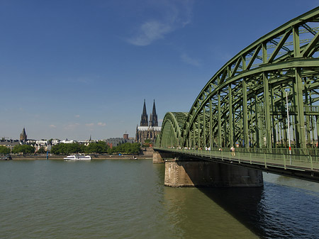 Schiff unter der Hohenzollernbrücke Foto 