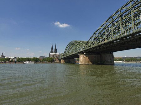 Fotos Schiff unter der Hohenzollernbrücke | Köln