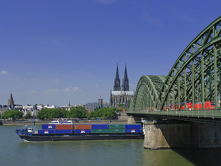 Schiff unter der Hohenzollernbrücke