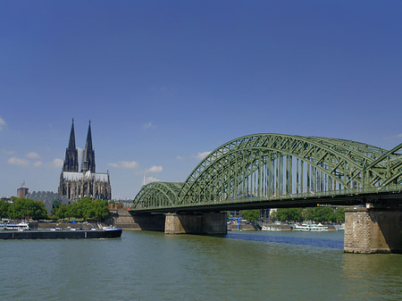 Schiff unter der Hohenzollernbrücke Foto 