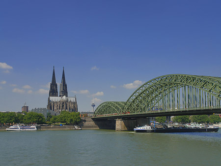 Schiff unter der Hohenzollernbrücke