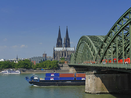 Fotos Schiff unter der Hohenzollernbrücke