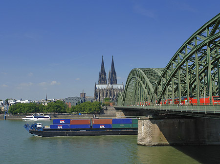 Fotos Schiff unter der Hohenzollernbrücke