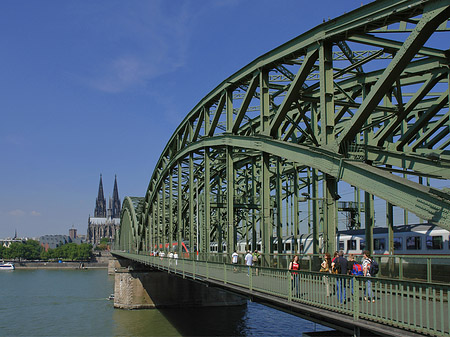 Foto Zug fährt über die Hohenzollernbrücke - Köln