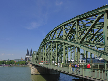 Foto Zug fährt über die Hohenzollernbrücke