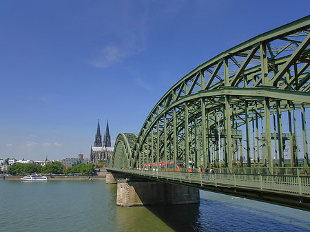 Fotos Zug fährt über die Hohenzollernbrücke | Köln