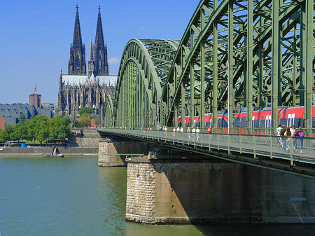 Fotos Zug fährt über die Hohenzollernbrücke | Köln