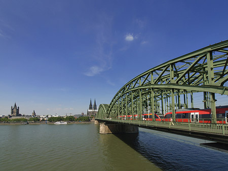 Zug fährt über die Hohenzollernbrücke Fotos