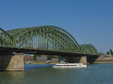 Foto Schiff vor der Hohenzollernbrücke