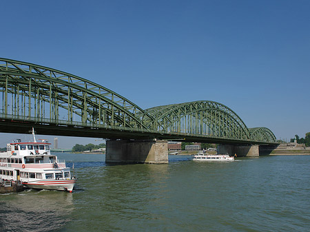 Schiff vor der Hohenzollernbrücke Fotos