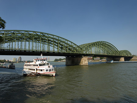 Fotos Schiff vor der Hohenzollernbrücke | Köln