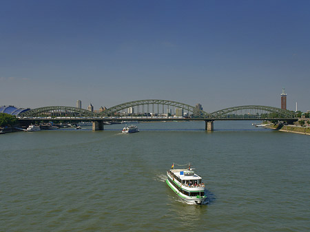 Schiff vor der Hohenzollernbrücke