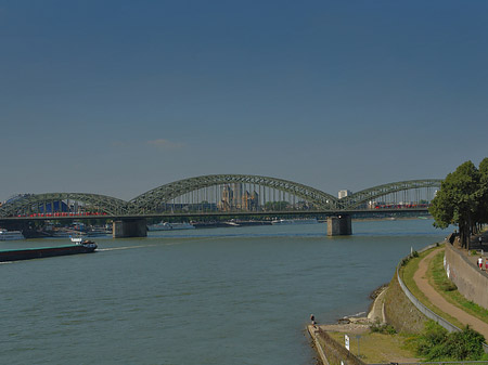 Fotos Schiff vor der Hohenzollernbrücke | Köln