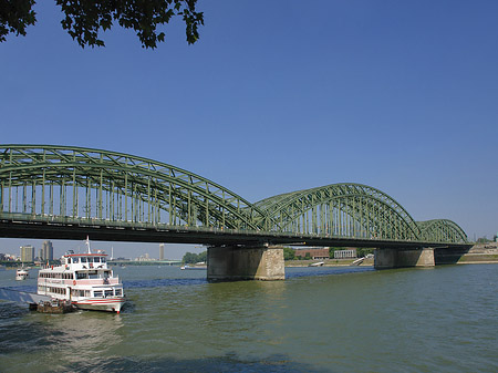 Schiff vor der Hohenzollernbrücke Foto 