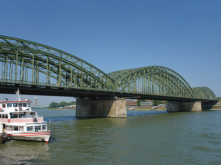 Foto Schiff vor der Hohenzollernbrücke - Köln