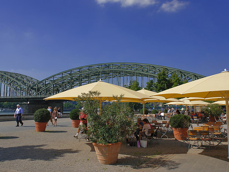 Foto Sonnenschirme vor der Hohenzollernbrücke - Köln