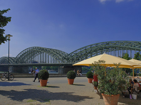 Sonnenschirme vor der Hohenzollernbrücke