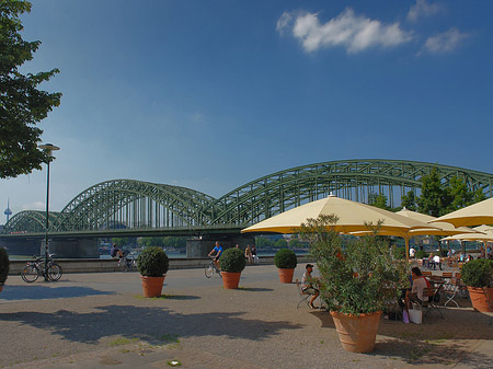 Fotos Sonnenschirme vor der Hohenzollernbrücke | Köln