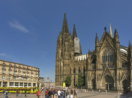 Bimmelbahn fährt zum Kölner Dom Fotos