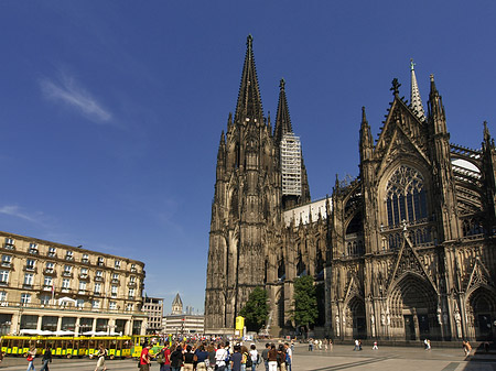 Fotos Bimmelbahn fährt zum Kölner Dom