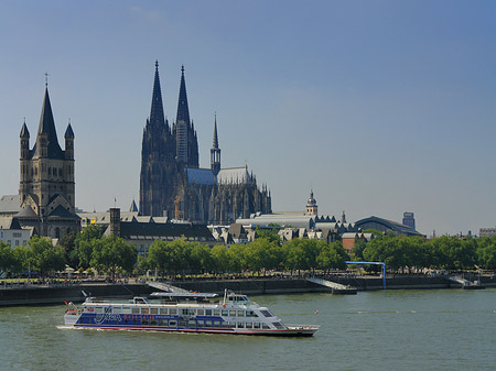 Kölner Dom und Groß St Martin auf Rheinufer Fotos