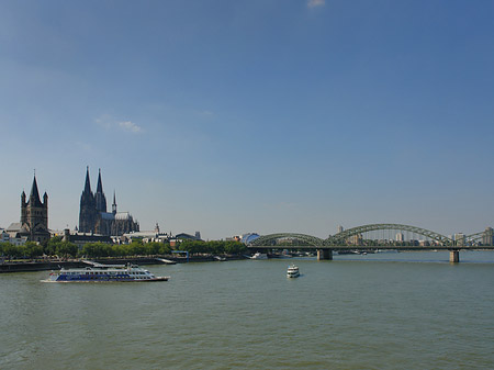 Foto Kölner Dom und Groß St Martin auf Rheinufer