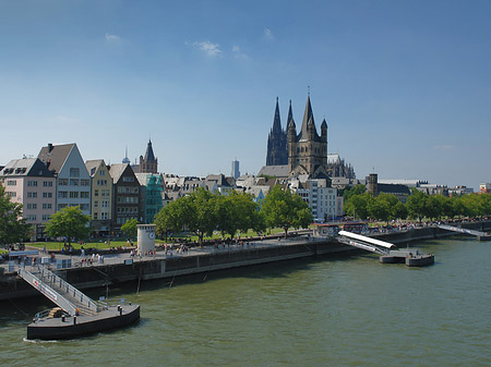 Fotos Kölner Dom und Groß St Martin auf Rheinufer