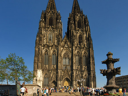 Touristen tummeln sich vor Kölner Dom