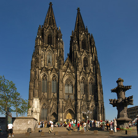 Touristen tummeln sich vor Kölner Dom Fotos