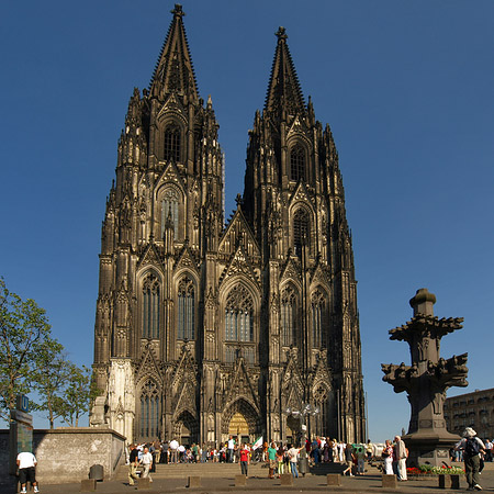 Touristen tummeln sich vor Kölner Dom