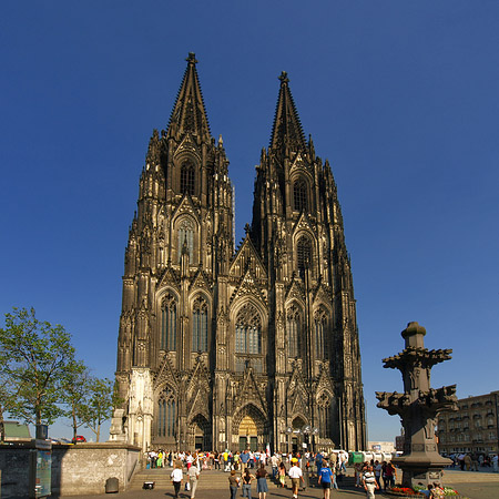 Fotos Touristen tummeln sich vor Kölner Dom