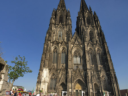 Touristen tummeln sich vor Kölner Dom Foto 