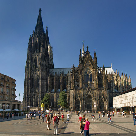 Foto Touristen tummeln sich vor Kölner Dom