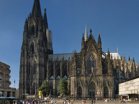 Fotos Touristen tummeln sich vor Kölner Dom