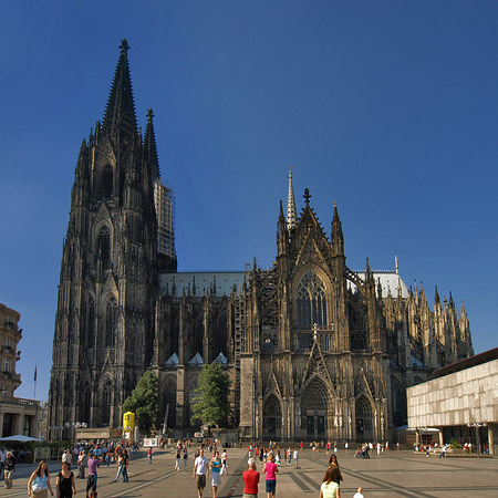 Fotos Touristen tummeln sich vor Kölner Dom | Köln