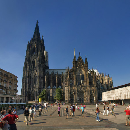 Touristen tummeln sich vor Kölner Dom Foto 