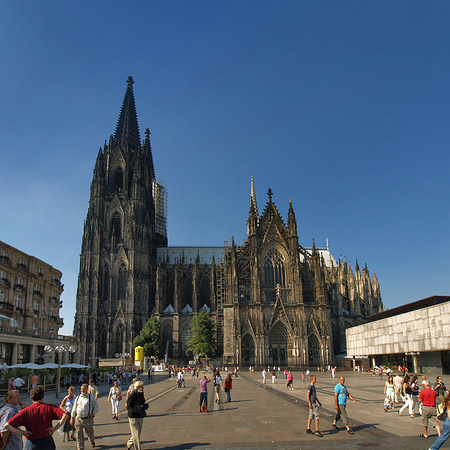 Foto Touristen tummeln sich vor Kölner Dom - Köln