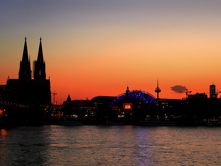 Foto Kölner Dom neben Musical Dome - Köln