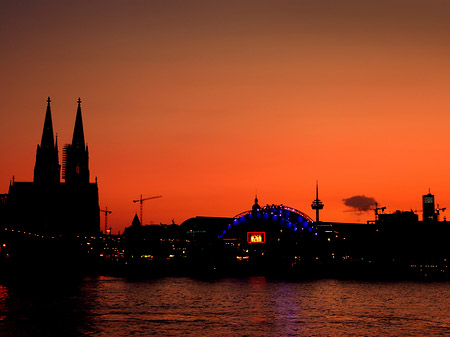 Kölner Dom neben Musical Dome Foto 