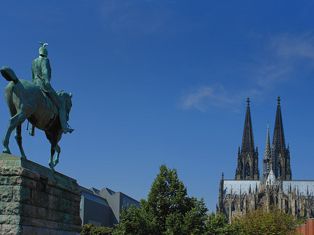 Foto Kölner Dom mit Reiterstatue - Köln