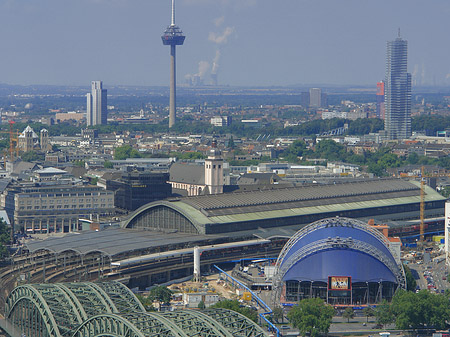 Musical Dome vor Hauptbahnhof Fotos