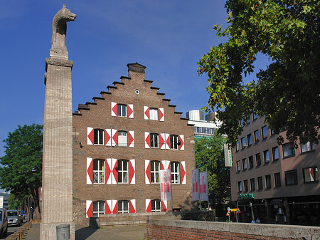 Wolfsstatue und Stadtmuseum