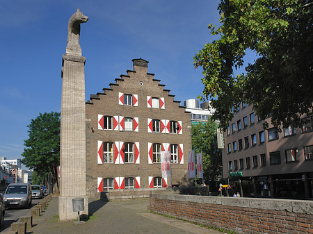 Wolfsstatue und Stadtmuseum Fotos