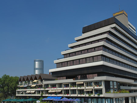 Lufthansa vor Triangelturm Foto 