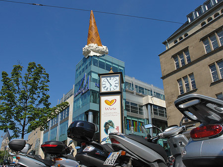 Neumarkt Galerie mit Mopeds Foto 