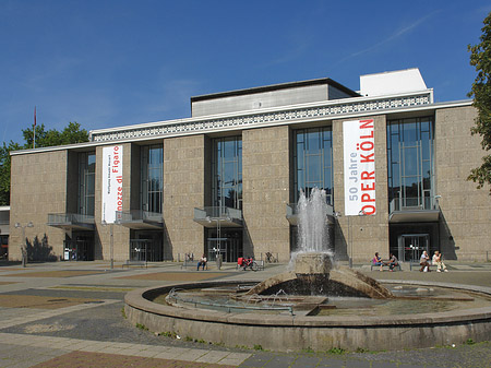 Oper Köln mit Brunnen