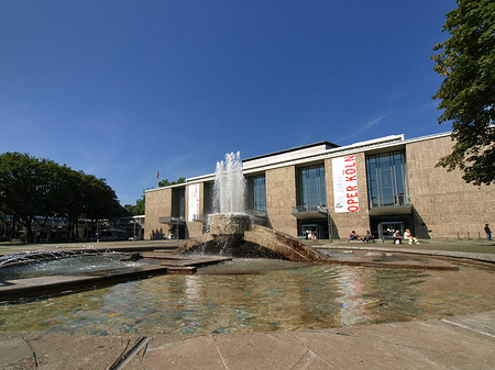 Foto Oper Köln mit Brunnen