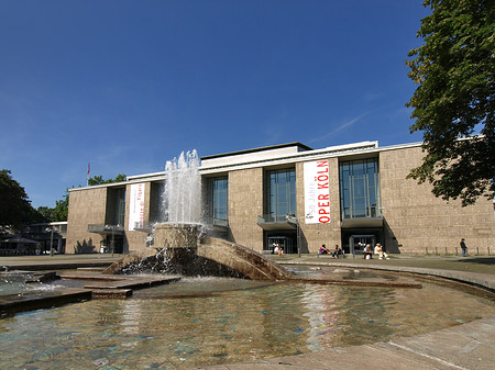 Oper Köln mit Brunnen