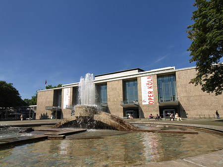 Foto Oper Köln mit Brunnen