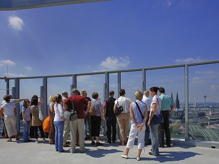 Besucher gucken auf Köln Foto 